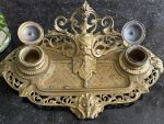 Krāšņa vidēji liela izmēra antīka misiņa tintnīca ar maskonu — historisma stilā (6717) - Bild 4