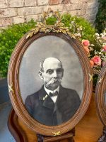 Koka rāmji ar stiklu, ar fotogrāfijām, ar bronzas detaļām, vidēji maza izmēra (3762) - Image 6