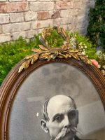 Koka rāmji ar stiklu, ar fotogrāfijām, ar bronzas detaļām, vidēji maza izmēra (3762) - Image 7