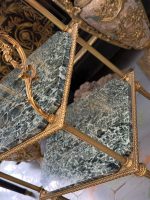 Trīsstāvīgs galds ar zaļu marmoru — Neoklasicisma stilā (Three Tier Marble Side Table) (7025) - Image 5
