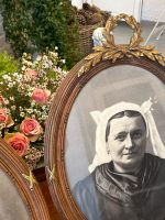 Koka rāmji ar stiklu, ar fotogrāfijām, ar bronzas detaļām, vidēji maza izmēra (3762) - Image 3